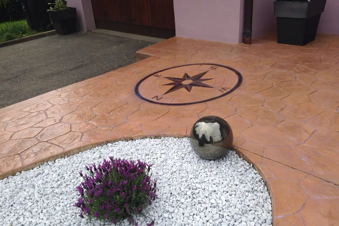 Brújula en hormigón impreso en el piso de una casa en Tenerife.